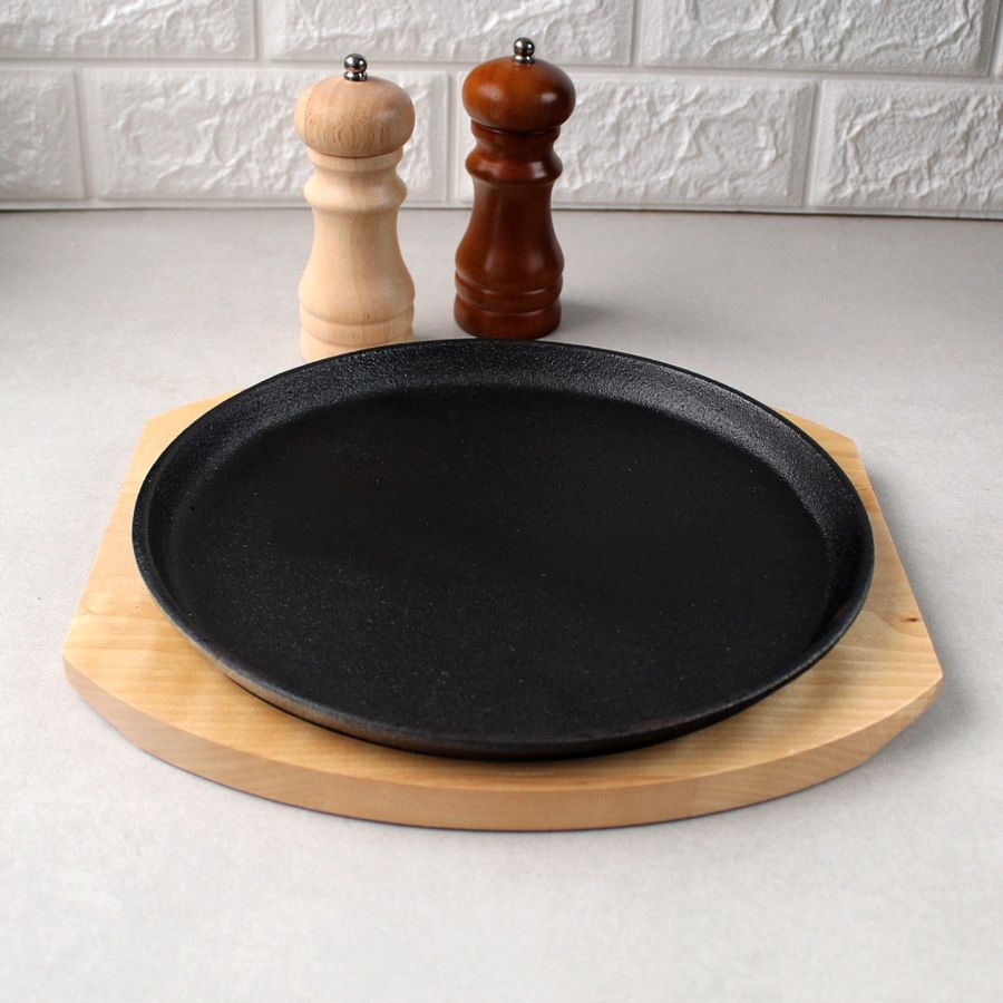 Чугунная сковорода для подачи на деревянном подносе 25 см Kamille Kamille
