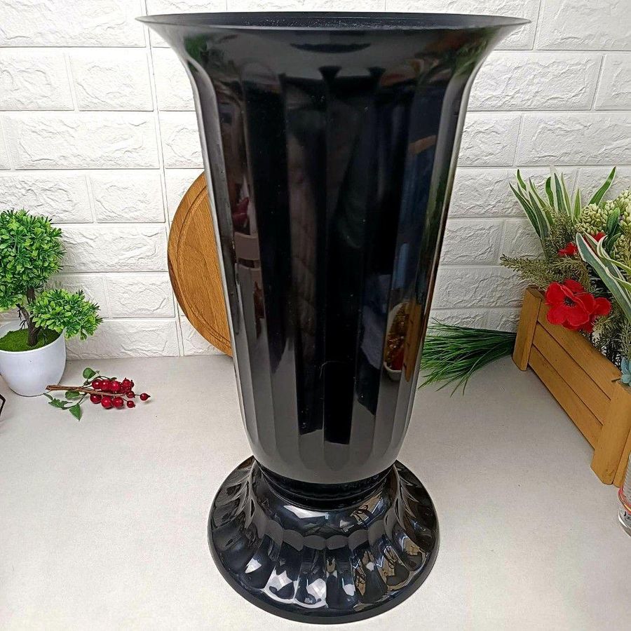 Чёрная пластиковая ваза для цветов 12л на небольшой ножке Флора Алеана Алеана