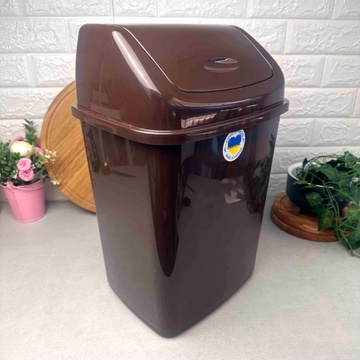 Вместительное пластиковое мусорное ведро с поворотной крышкой 18 л коричневого цвета Алеана