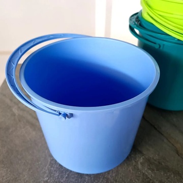 Стандартное хозяйственное пластиковое ведро без крышки 8л голубого цвета Алеана