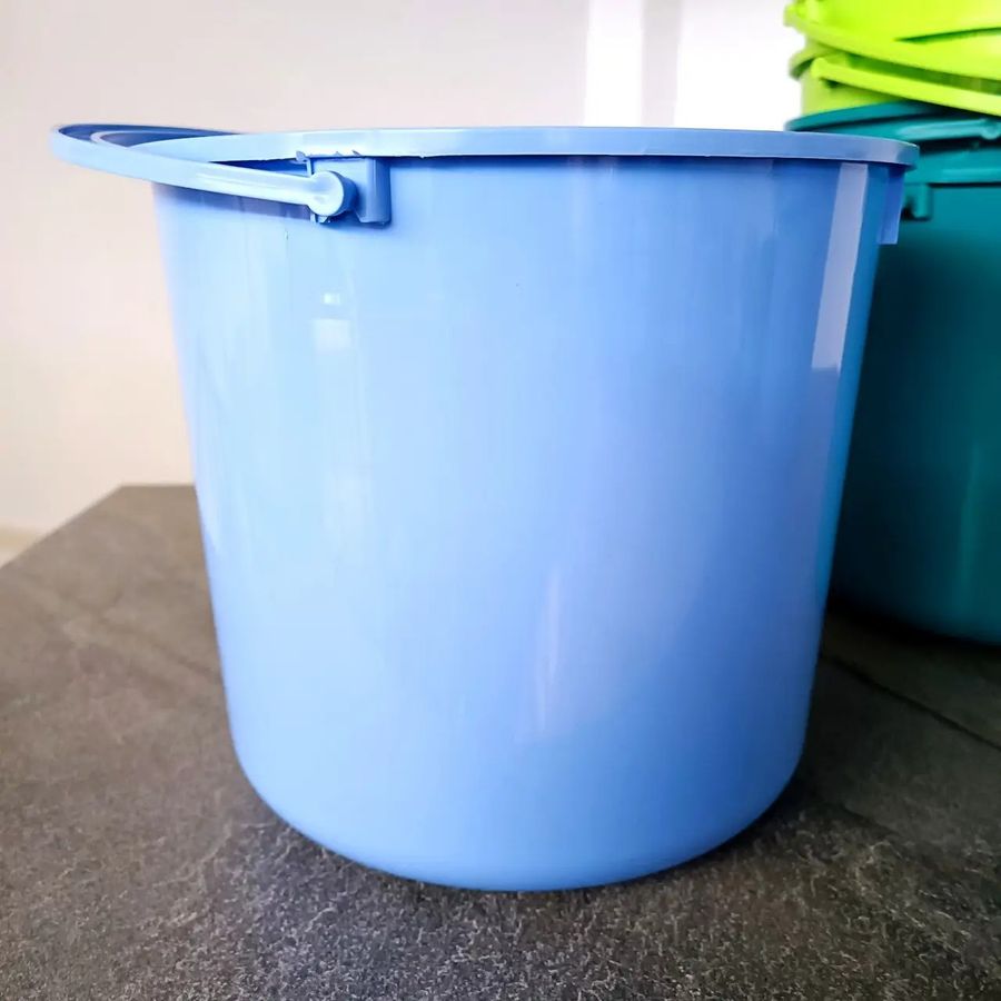 Стандартное хозяйственное пластиковое ведро без крышки 8л голубого цвета Алеана