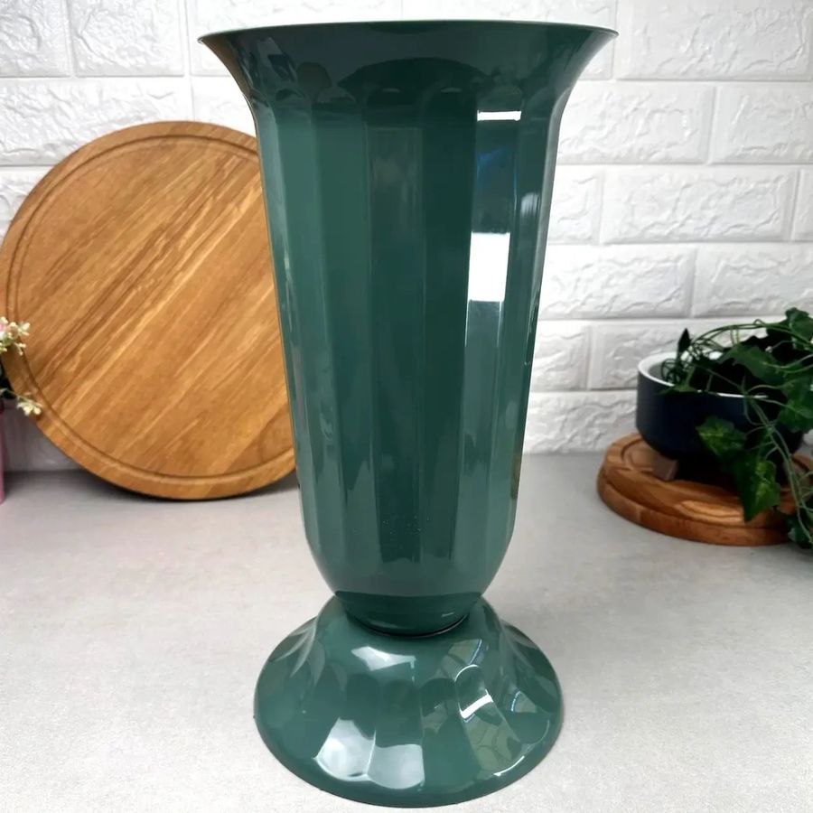 Зелёная пластиковая ваза для цветов 12л на небольшой ножке Флора Алеана Алеана