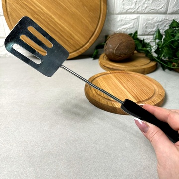 Лопатка кухонная металлическая с прорезями 32 см Чёрная Рукоять Без бренда