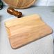 Чавунна сковорода на дерев'яній підставці для персональної подачі