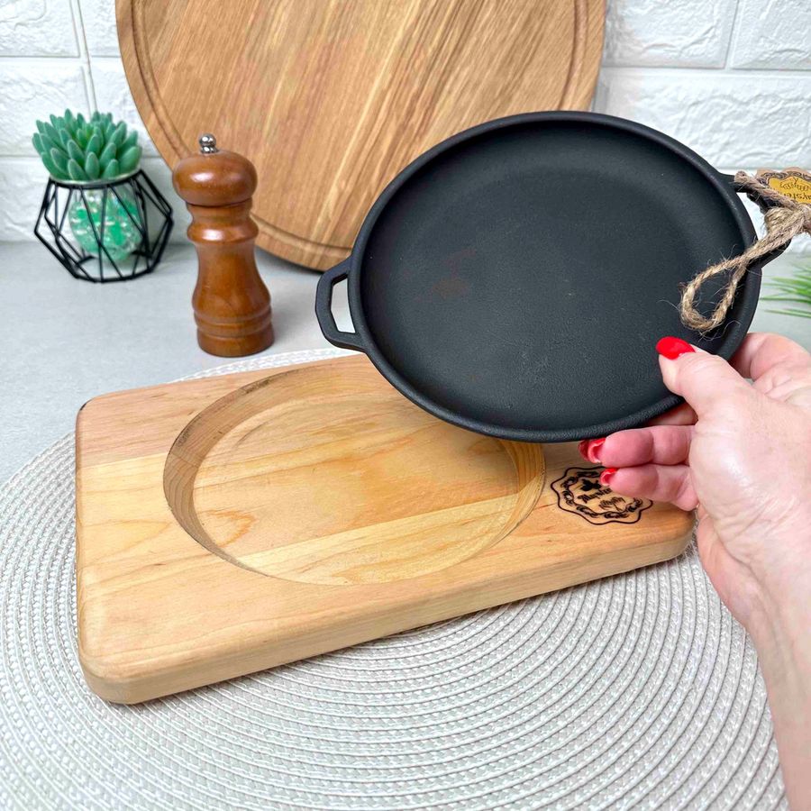Чавунна сковорода на дерев'яній підставці для персональної подачі Hell