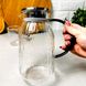Высокий стеклянный чайник-кувшин 1.4 л с ручкой изумрудного цвета Garoza