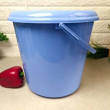 Небольшое хозяйственное пластиковое ведро 5л с крышкой, голубое Алеана