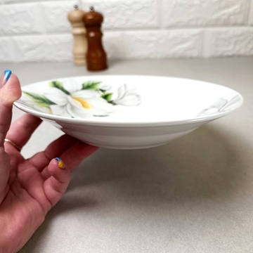 Тарілка напівпорційна супова з білими квітами Жасмин Hell