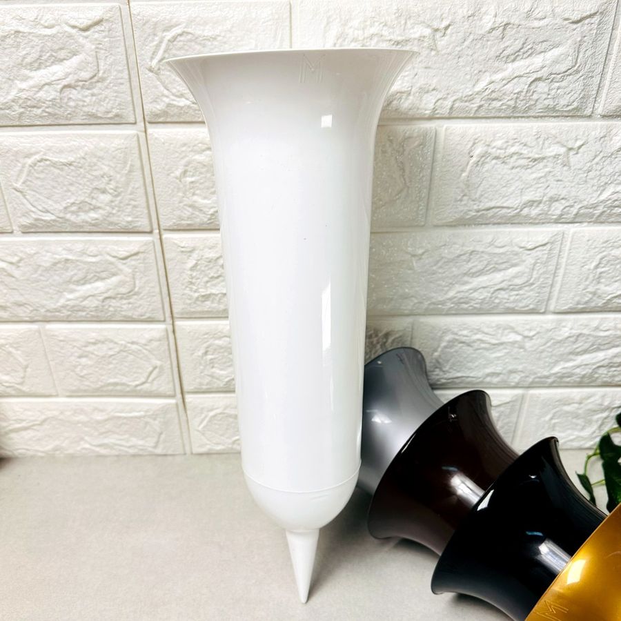 Вулична пластикова ваза зі штирем Біла ММ ММ-Пласт