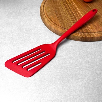 Красная силиконовая кухонная лопатка с прорезями Hell