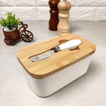 Белая фарфоровая бутербродница-масленка с ножом и с бамбуковой крышкой Bona