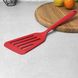 Красная силиконовая кухонная лопатка с прорезями
