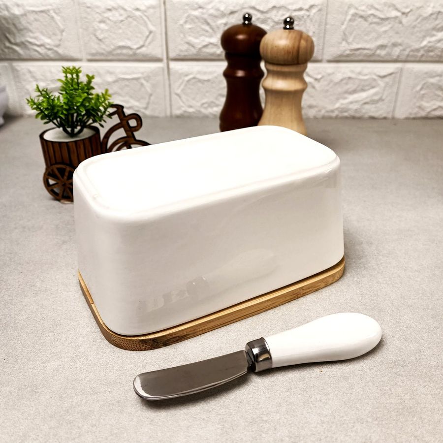 Белая фарфоровая бутербродница-масленка с ножом и с бамбуковой крышкой Bona