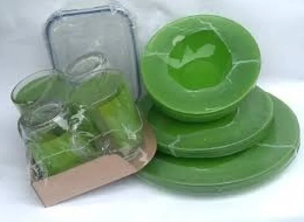 Столовий зелений скляний сервіз Luminarc Simply Bold 16 предметів + контейнер (P9194) Luminarc