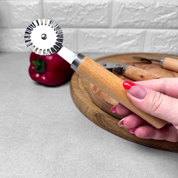 Одинарний фігурний ніж для тіста та піци з дерев'яною ручкою Hell