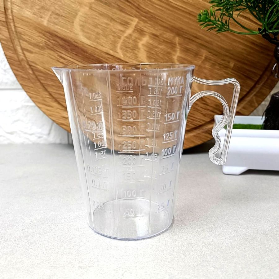 Пластикова мірна склянка з ручкою на 250 мл з градацією, для різних видів продуктів. Магия Пласт